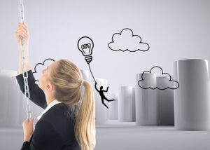 Femme entrepreneure de 40 ans en pleine réflexion sur son avenir pro